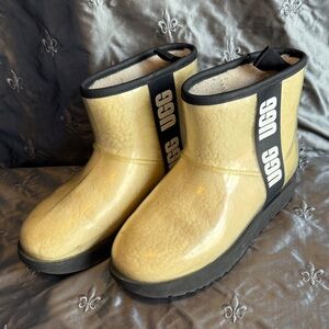 Women’s Ugg ‘s Sz 7 ,clear, Rain , casual water resistant